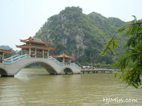 湖水荡漾，群山怡人。