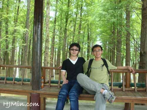 梁同学与蒋同学在水木林前的合影。